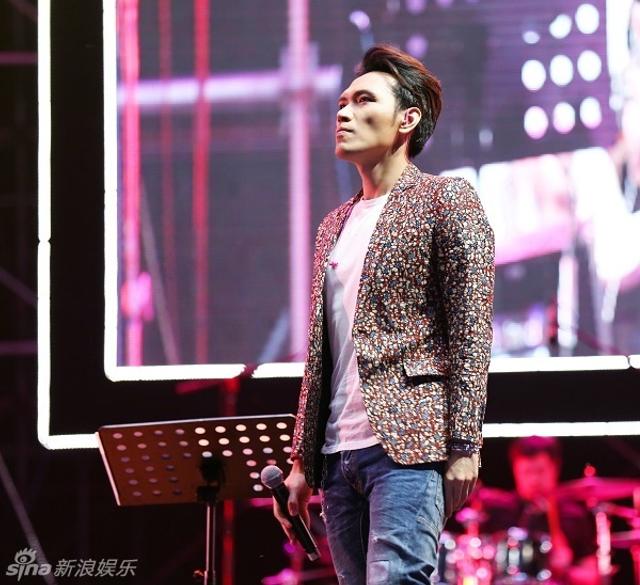 杨宗纬摔下舞台被搀扶离场杨宗纬摔下舞台意外受伤，被搀扶离场引发关注