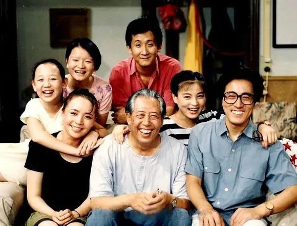 媒体曝葛优携小61岁儿子外出吃饭媒体曝葛优携小61岁儿子外出吃饭，跨代亲情与娱乐圈新动态