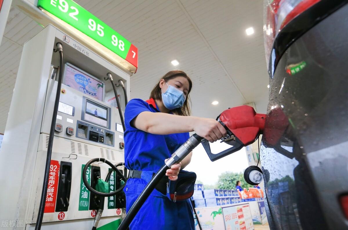 油价下调 加满一箱油少花7元油价下调，加满一箱油少花7元——深度解析背后的原因与影响