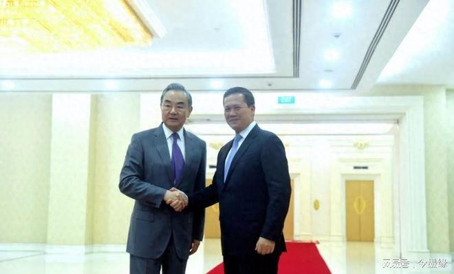 柬埔寨首相洪玛奈乘机抵达天津