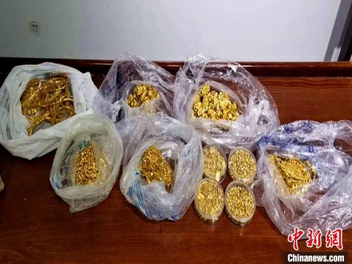 盗挖8400吨土黄金盗挖8400吨土黄金，背后的真相与深思