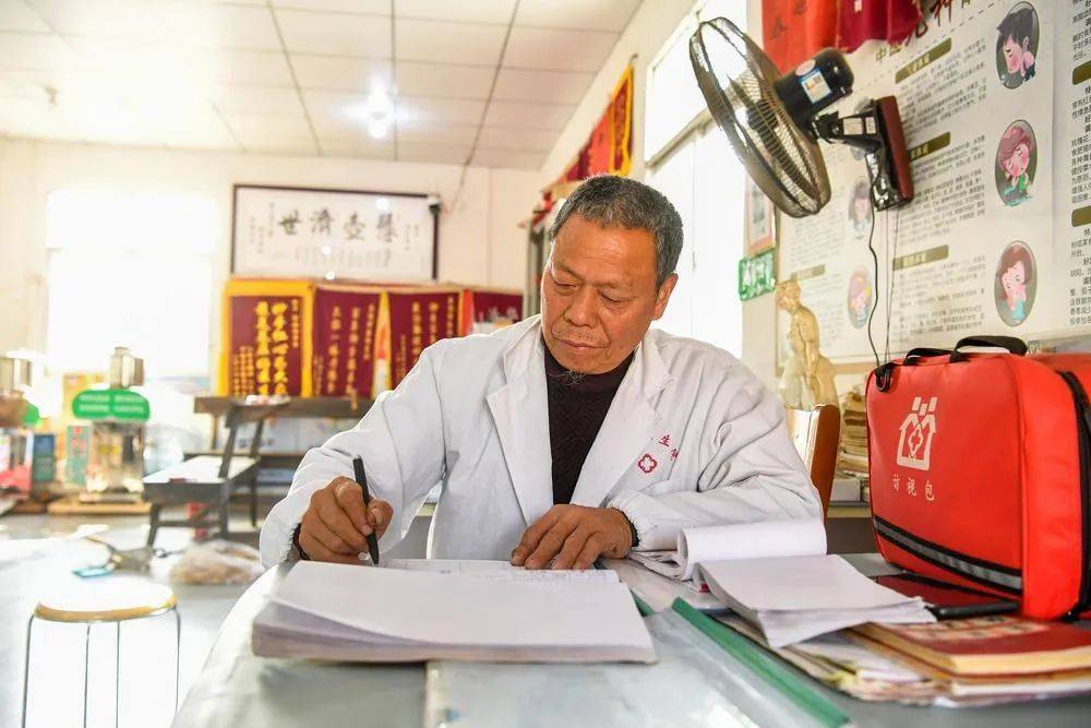 村医五十多岁村医五十多岁，坚守与奉献的乡村医疗守护者