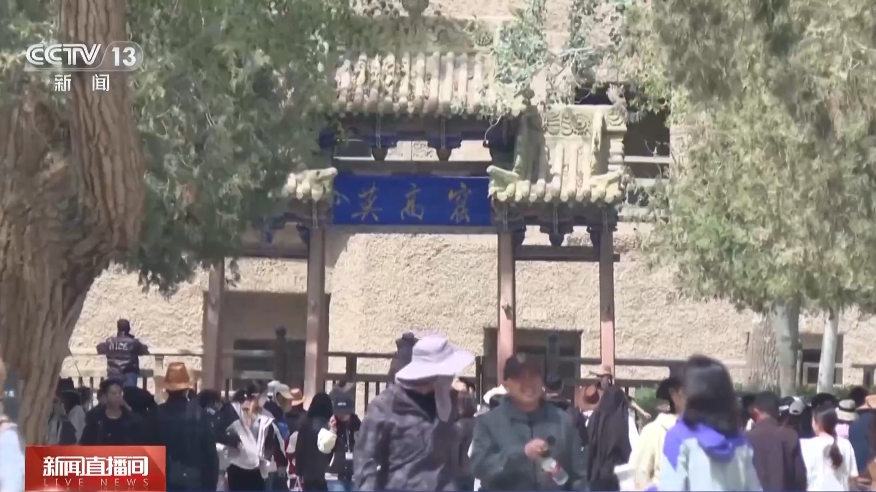 敦煌夜市上厕所以为误闯石窟敦煌夜市上厕所以致误闯石窟，一场意外的文化之旅