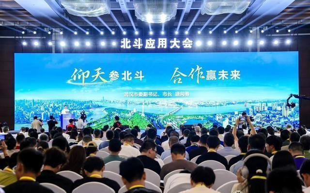 小电驴北斗卫星定位小电驴北斗卫星定位是指利用北斗卫星系统对小电驴（电动自行车或电动摩托车）进行定位追踪的服务。
