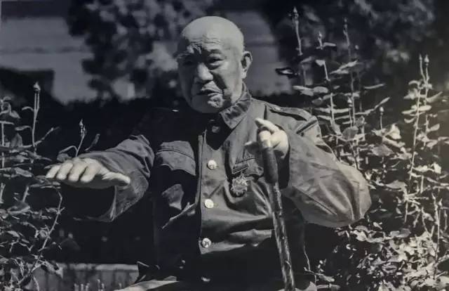 起立鼓掌敬抗战老兵