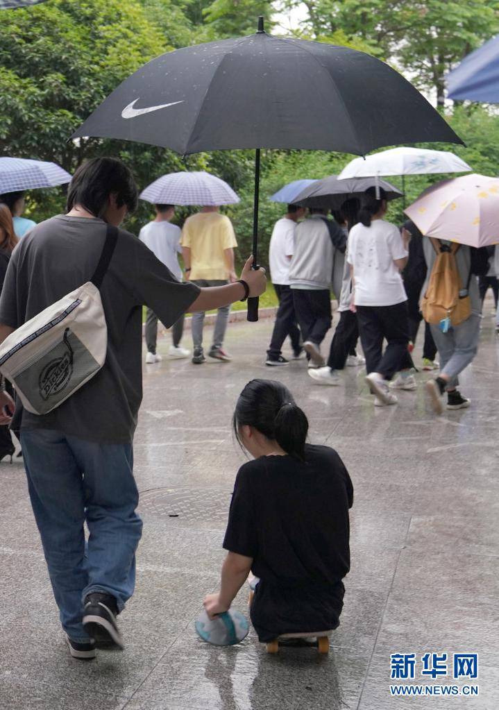 校长为学生撑伞校长为学生撑伞，温暖的教育情怀与人文关怀