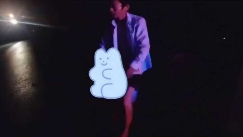夜晚路中现直立男子如果在夜晚路上看到一个直立男子，首先要保持冷静和警觉。这可能是个普通的行人，但也可能是其他情况。以下是一些建议