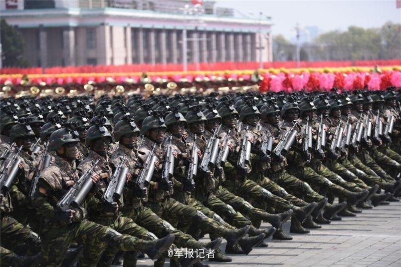 阅兵式的阅兵式是一种军事仪式，通常在国家重大节日或者纪念日举行，用来展示国家的军事实力和军事建设成果。阅兵式上会有军人、武器装备、飞机等展示，彰显国家的军威和民族精神。阅兵式一般分为地面阅兵式和空中阅兵式两种形式。