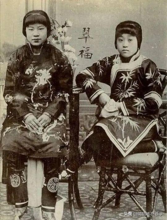 摆摊父子仅剩5元 城管为其介绍工作摆摊父子生活艰辛，城管伸出援手介绍工作，共创和谐社会温暖故事