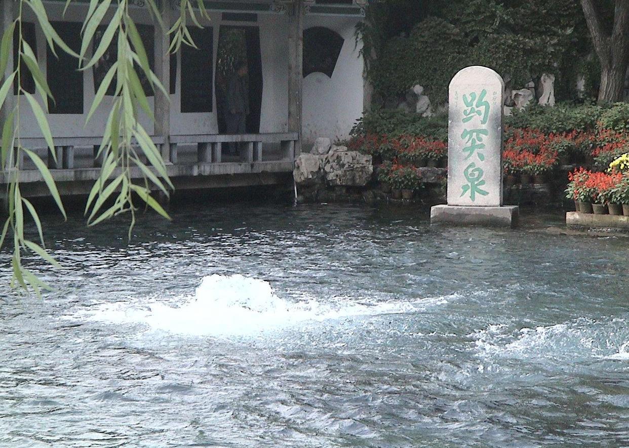 趵突泉有多深?趵突泉的深度，探寻神秘的泉水之源
