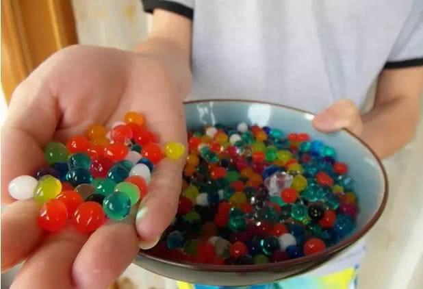 央视曝光手边的“毒”玩具央视曝光手边的毒玩具，警惕儿童安全隐患