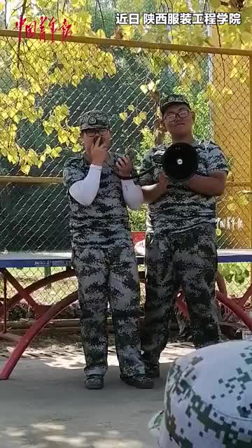 18岁双胞胎兄弟军训即兴喷火表演