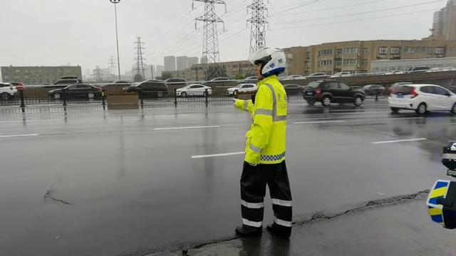 郑州高架桥停车视频郑州高架桥停车现象深度解析，一则视频引发的思考